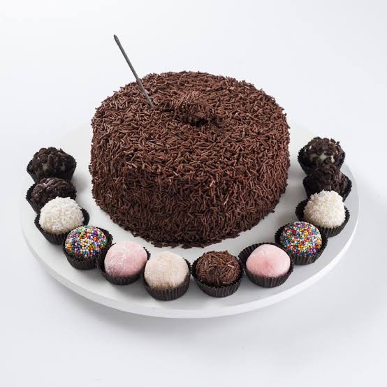 BOLO DE BRIGADEIRO
